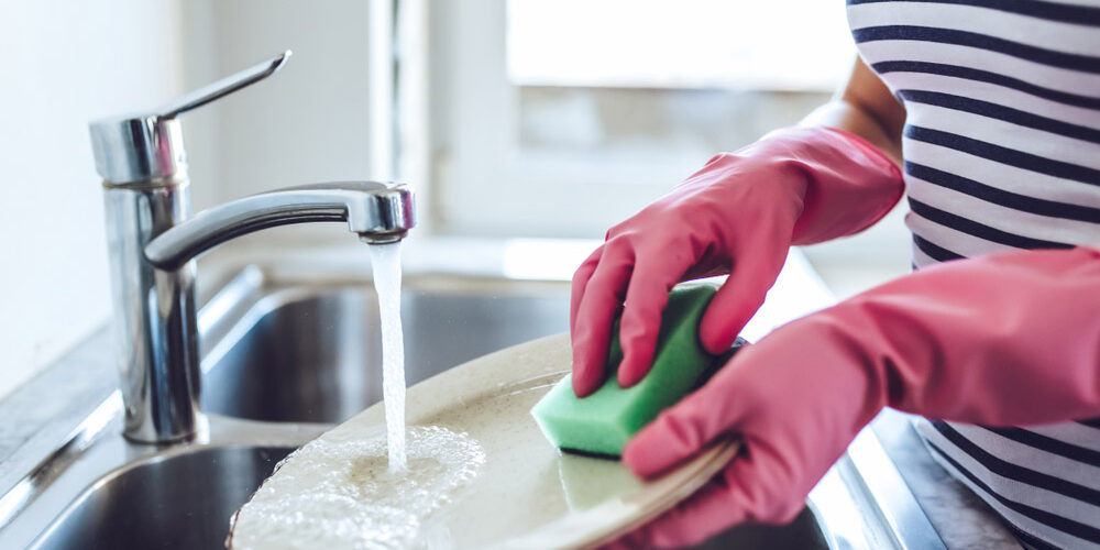 Does-Hand-Washing-Your-Dishes-Save-Energy